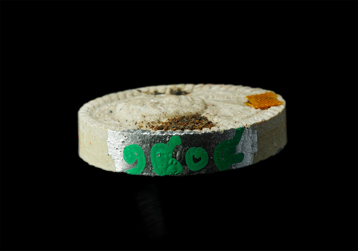 21May25 (89)cp.jpg - พระผงดวงอุดมทรัพย์ รุ่นแรก หลวงปู่อุดมทรัพย์ สิริคุตโต วัดเวฬุวัน อ.พยุห์ จ.ศรีสะเกษ เสาร์ 5 ปี2563 เนื้อผงพุทธคุณ ผงว่าน ติดสีฝึ้งชันโรง ติดเกศา จีวร [..] | https://kamulet.in.th